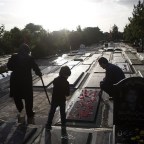 Να Καλείς τη Ζωή σε ένα Νεκροταφείο